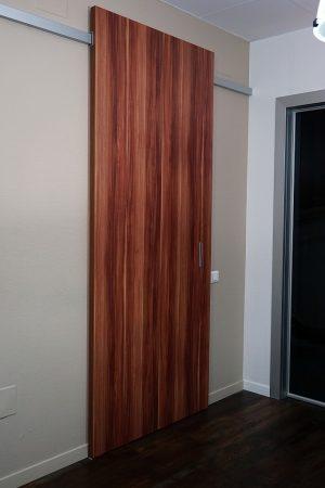 Porte suspendue coulissante, fermée