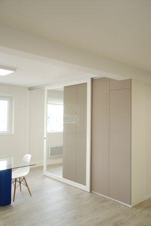 Porte de séparation de pièces coulissante composée d’un Verre Sécurit transparent