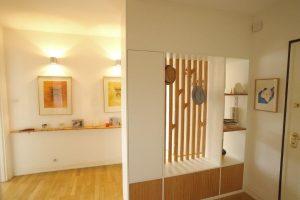 Agencement entrée avec réalisation d’une séparation pour penderie en claustra