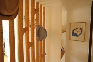 Agencement entrée avec réalisation d’une séparation pour penderie en claustra