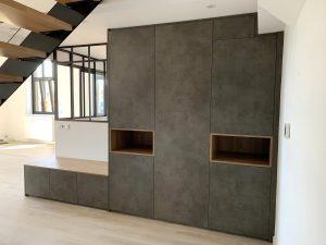 Placard portes battantes et niches ouvertes, partie basse porte chaussures escamotables et servant d’assise.