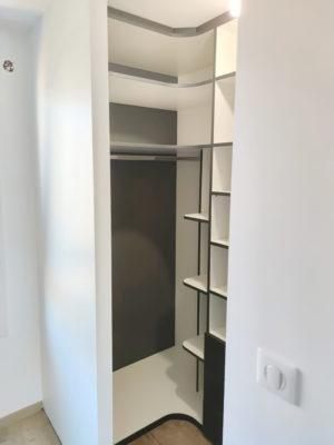 Dressing sobre et pratique avec les étagères arrondies