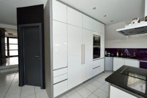 Meuble cuisine avec intégration réfrigérateur et congélateur