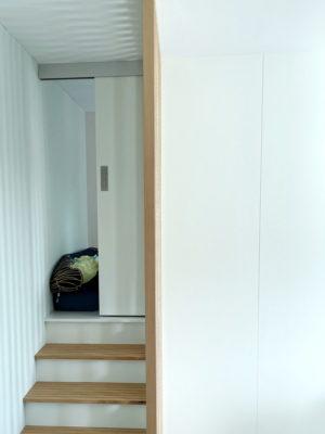 Arrivée au couchage par une porte à galandage