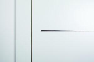 Insert alu sur une porte laqué blanc