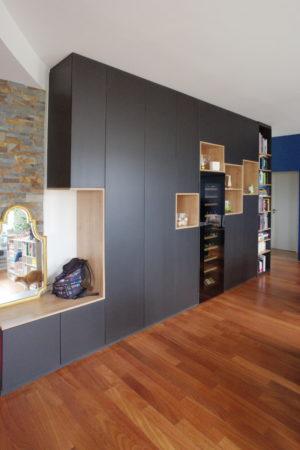 Meuble complet dans séjour avec intégration de la cave à vin