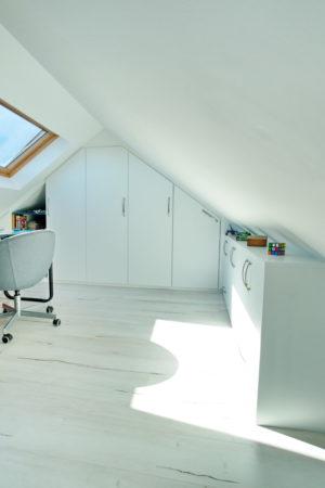 agencement blanc pour l’optimisation du rangement dans ce bureau sous pente