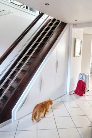 Parfaitement intégré, le placard sous escalier permet l’optimisation du rangement en profondeur
