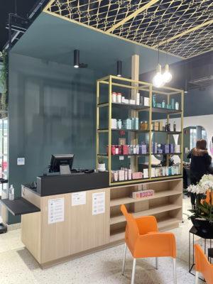 Accueil comptoir du Salon de coiffure Stalter (plateau en mdf laqué noir perfect sens)