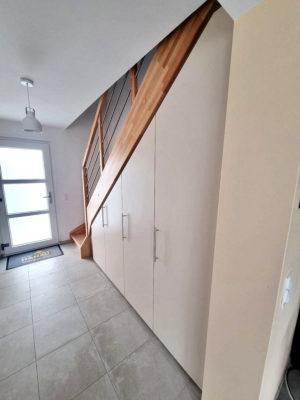 belle intégration de ce placard sous escalier