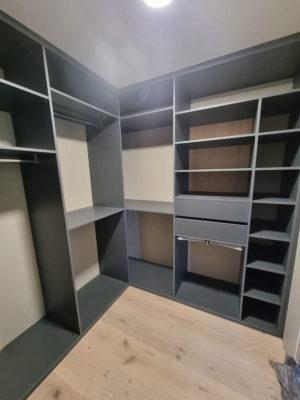 Dressing en anthracite et fond couleur