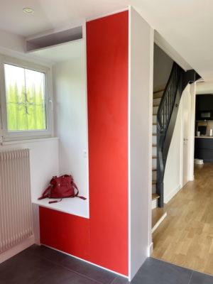déco rouge pour ce placard d’entrée
