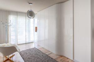 Meuble laqué high-gloss blanc avec deux joues arrondies