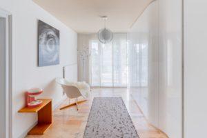 Meuble laqué high-gloss blanc avec arrondi