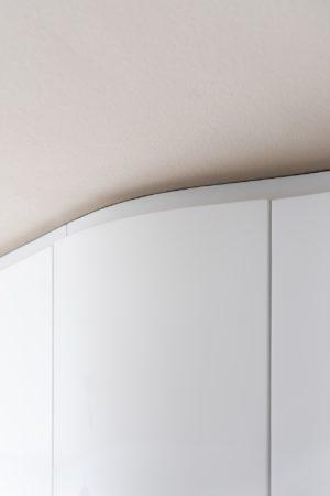 Meuble laqué high-gloss blanc (arrondi au plafond)