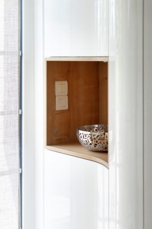 Meuble laqué high-gloss blanc (niche chêne clair)